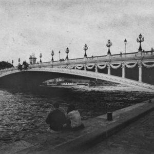 Couple de skinhead sur les rives de la Seine à Paris